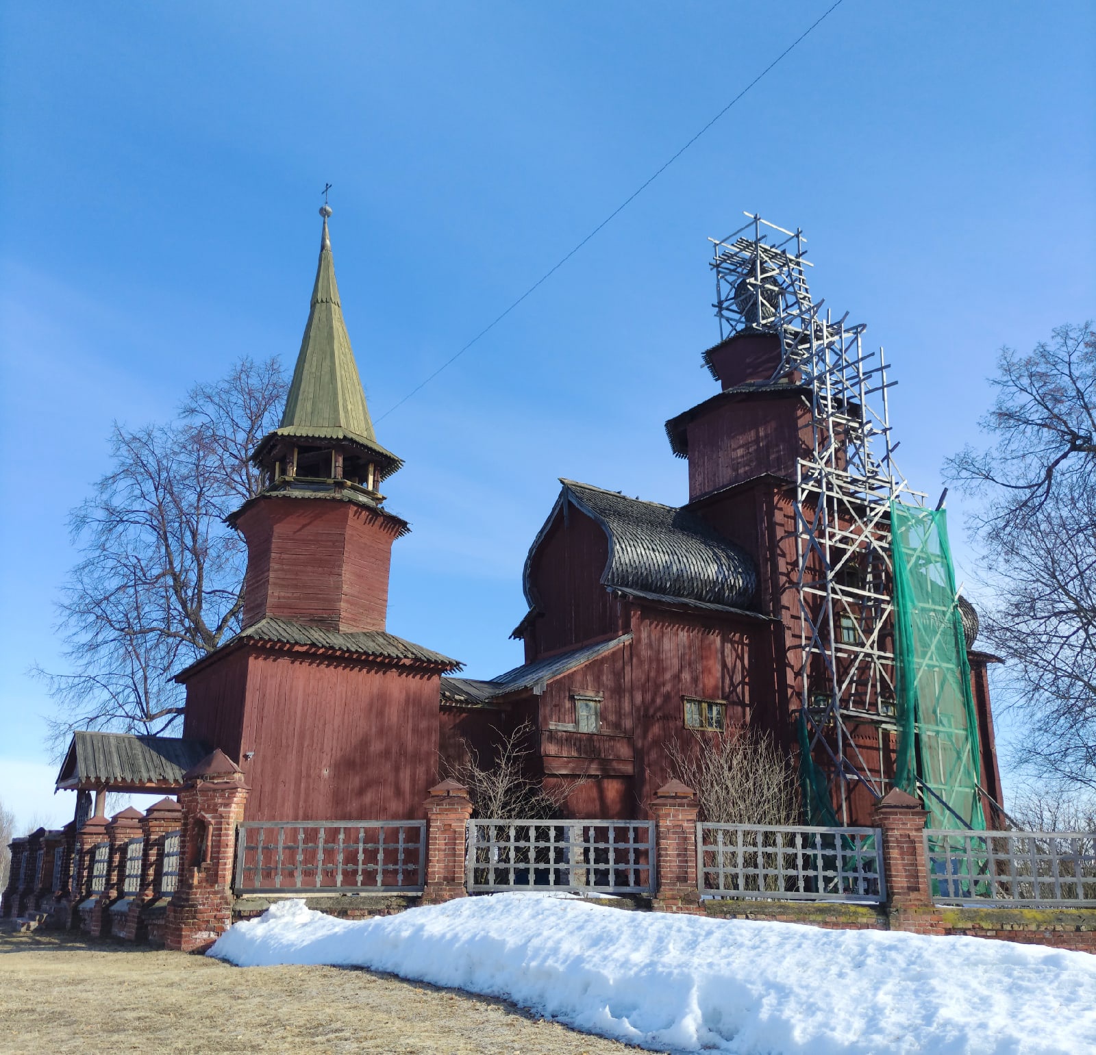 В Ярославской области провели работы по сохранению колокольни уникальной деревянной церкви Иоанна Богослова