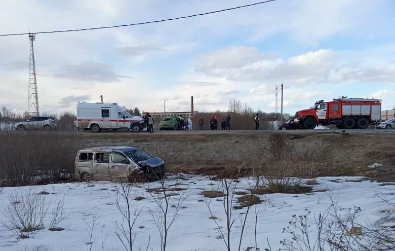 В Ярославской области микроавтобус после столкновения с легковушкой улетел в кювет: двое пострадавших