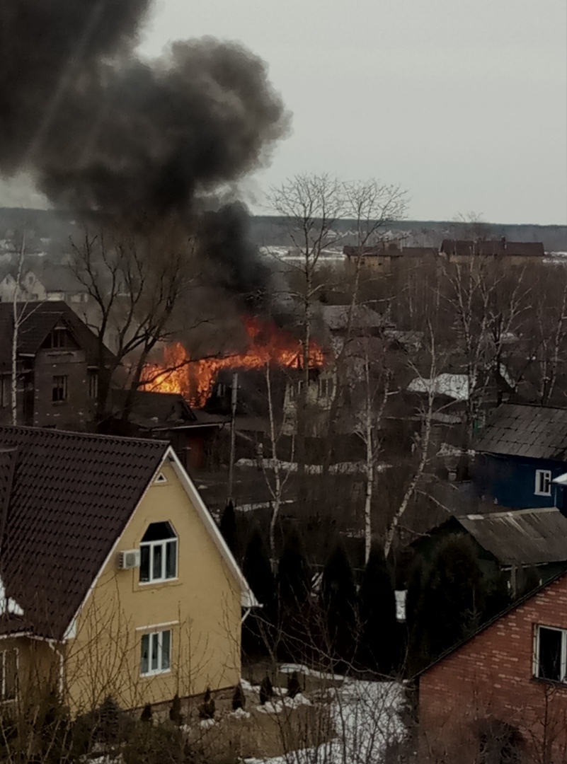 Столб черного дыма над Ярославлем: жилой дом загорелся второй раз за сутки