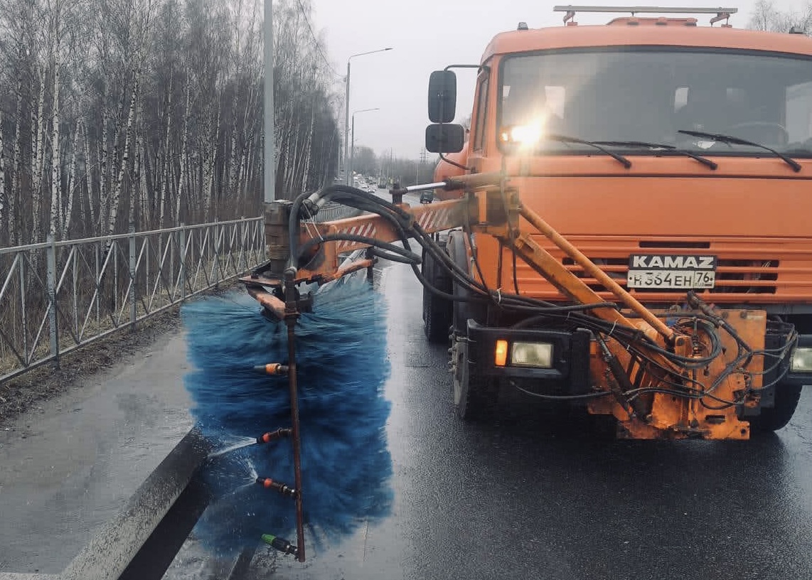 Дорожники Ярославской области приступили к весенней уборке региональных трасс
