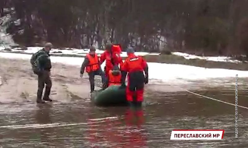 В Ярославской области затопило дорогу между деревней и селом