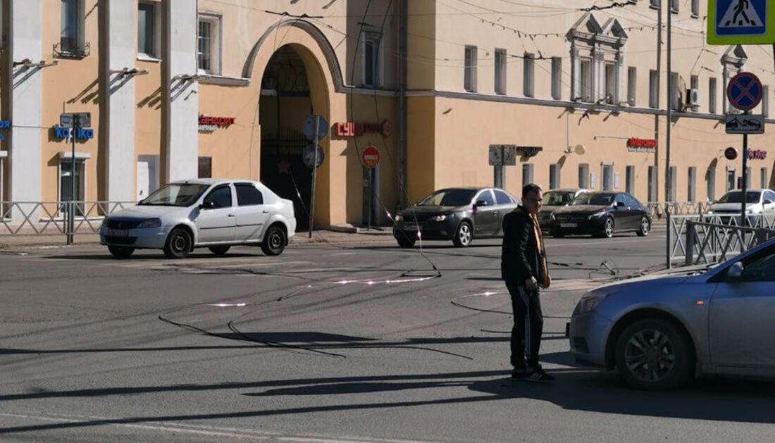 В центре Ярославля автокран оборвал троллейбусные провода