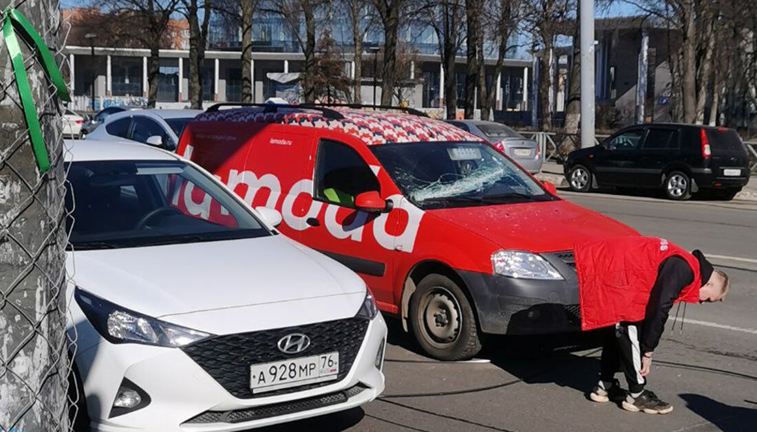 В центре Ярославля автокран оборвал троллейбусные провода