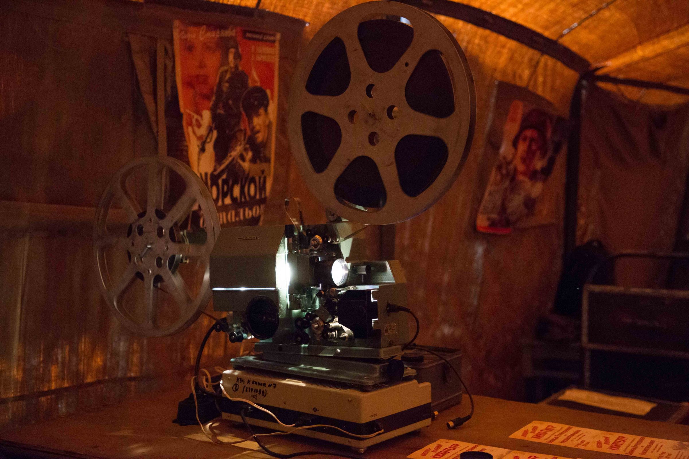 Жители Ярославской области увидят фильмы в стилизованной под военный кинотеатр палатке