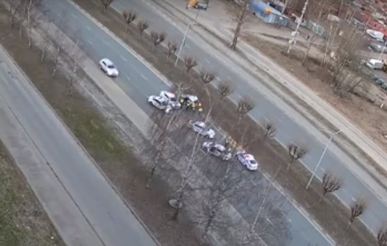 В Ярославле пьяный водитель на проспекте задним ходом удирал от гаишников: двое полицейских ранены