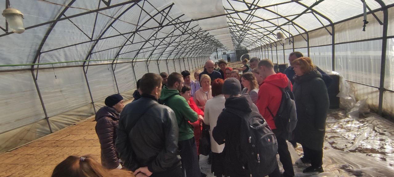 В Ярославской области переселенцам с Украины провели экскурсию по сельскохозяйственному комплексу