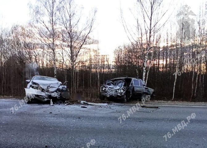 В результате столкновения двух легковушек в Ярославской области погиб водитель, еще три человека пострадали