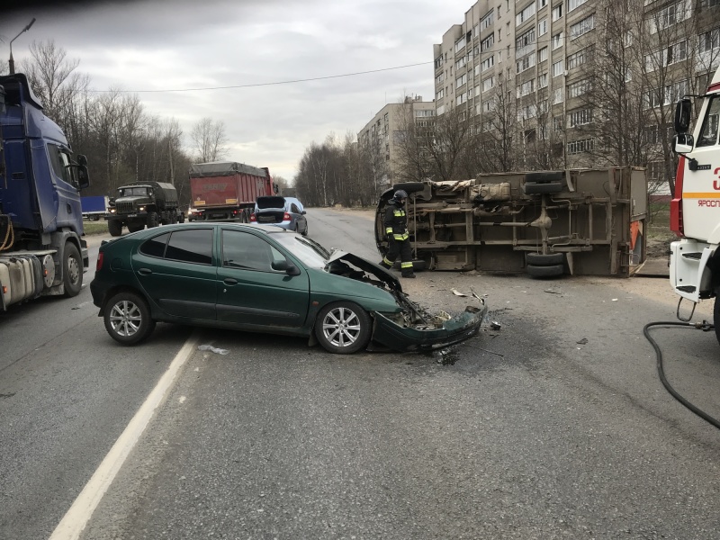 На Нефтестрое в Ярославле фура перевернулась после столкновения с двумя легковушками