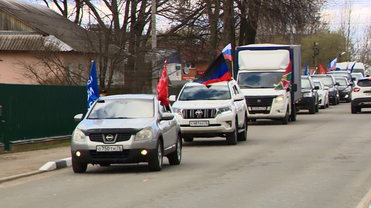 Десятки машин приняли участие в авто-мотопробеге в поддержку российской армии в Ярославле