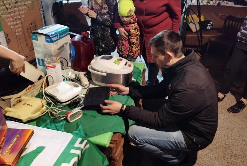 В Ярославле на экологическую акцию «Зеленая суббота» принесли мультиварки, блендеры, отпариватели и раритетный рефлектор «Уголек-2»