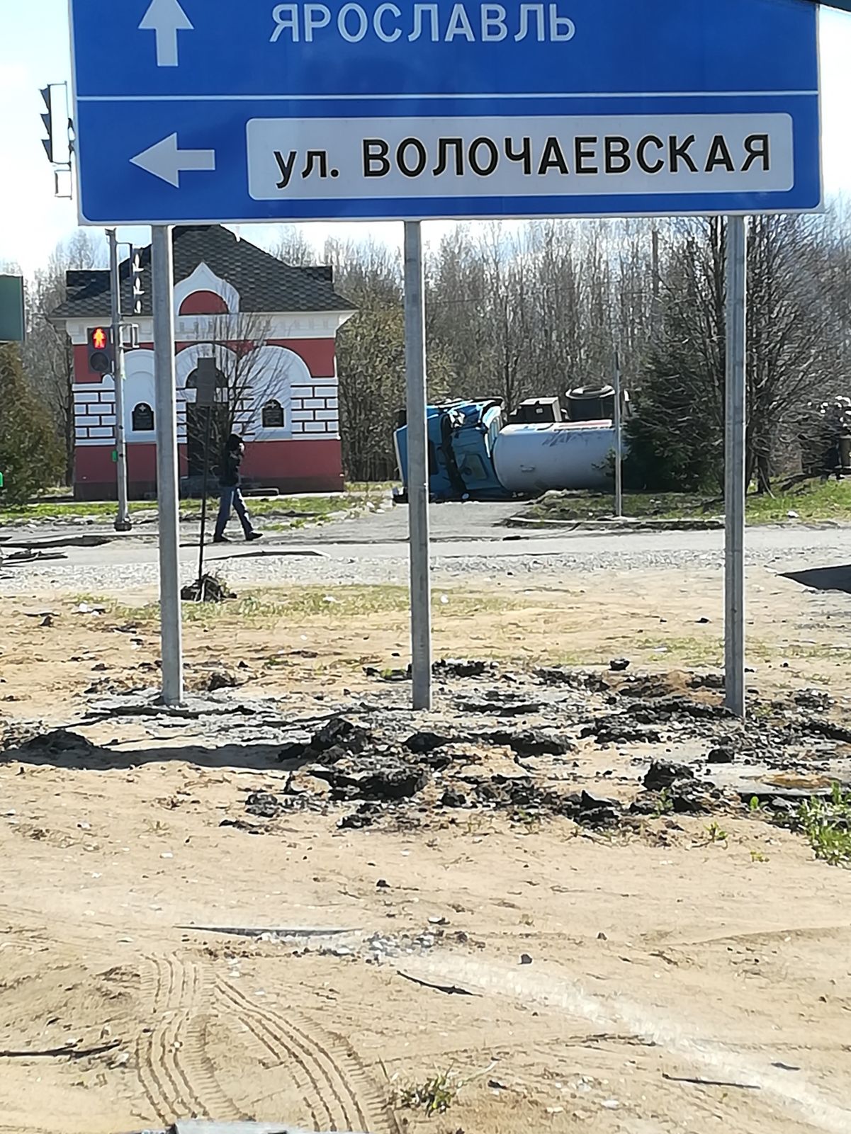 В Рыбинске у кладбища перевернулся грузовик с цистерной: произошла утечка газа
