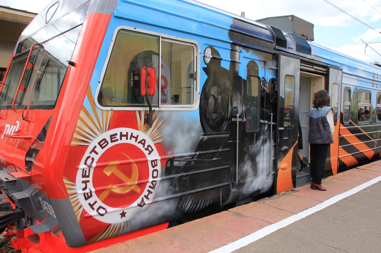 На пригородных маршрутах в Ярославской области начал ходить «Электропоезд Победы»