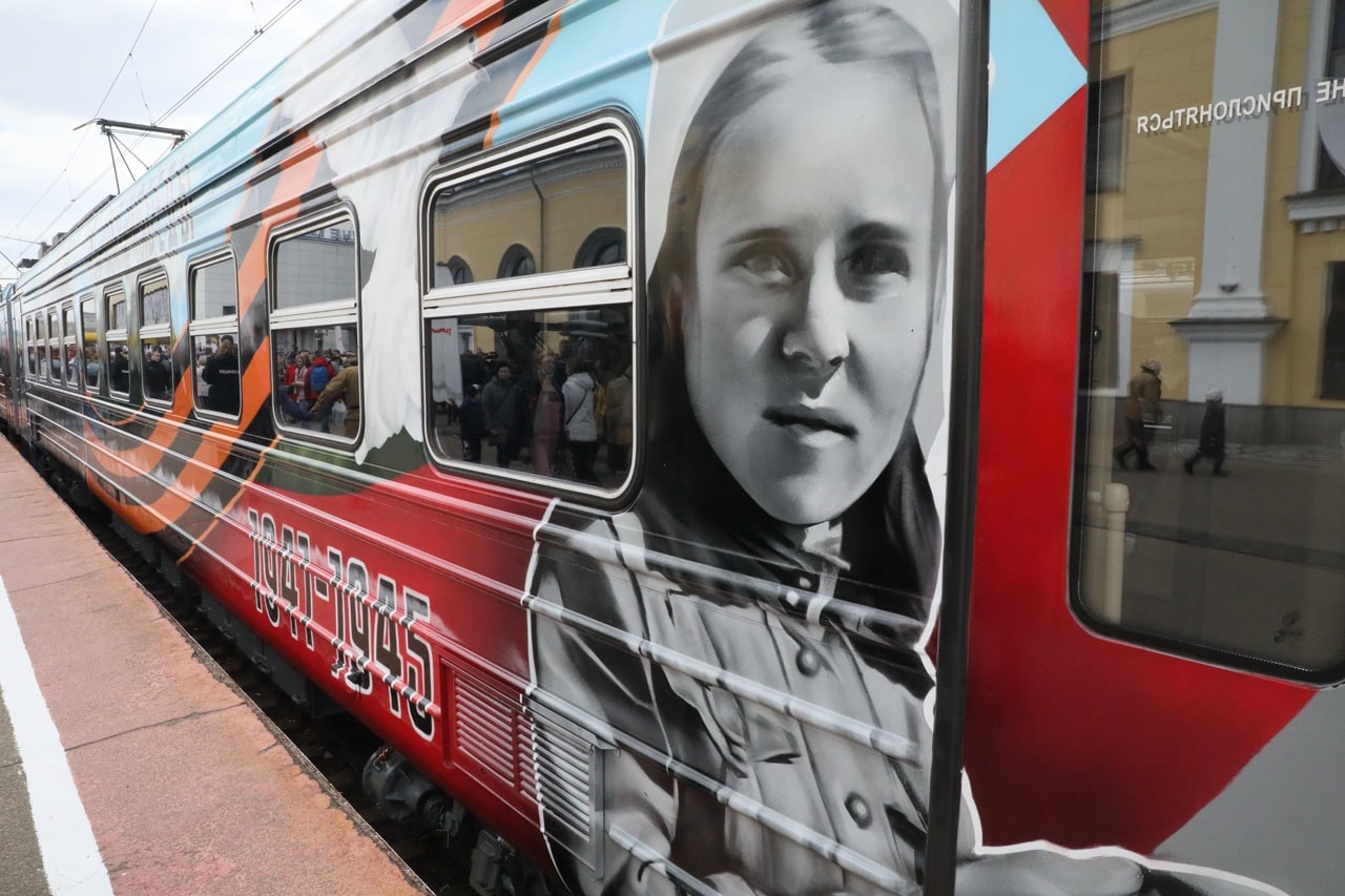На пригородных маршрутах в Ярославской области начал ходить «Электропоезд Победы»