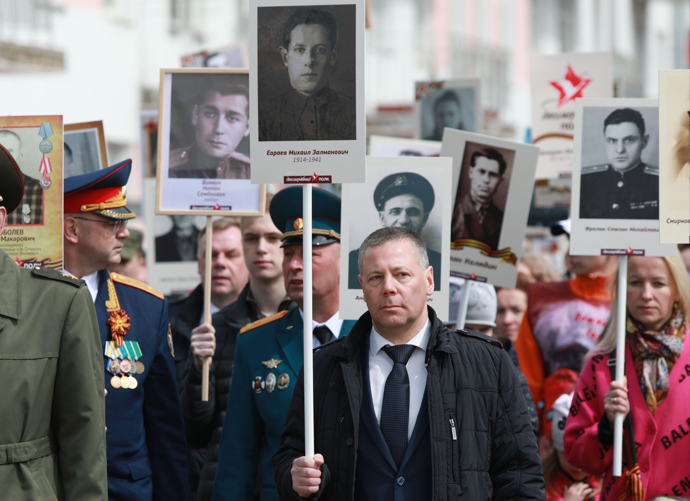 ​Михаил Евраев вместе с жителями Ярославля принял участие в шествии «Бессмертного полка»: кадры