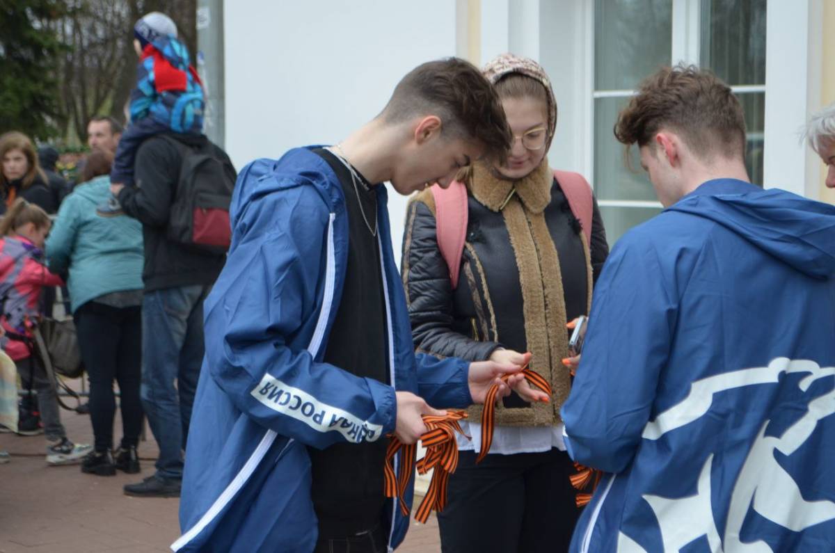 Активисты «Единой России» в Ярославле и в районах раздали георгиевские ленточки