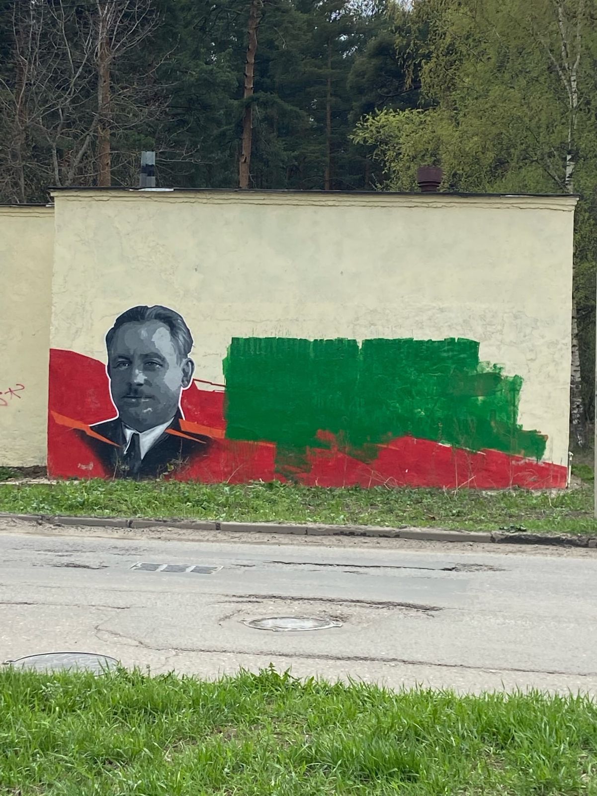 В Ярославле неизвестные испортили граффити с изображением Папанина