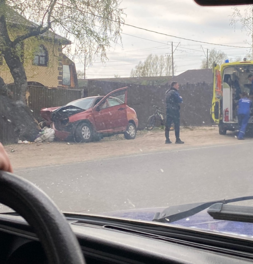 В Ярославле пьяный водитель легковушки врезался в дерево: трое пострадавших