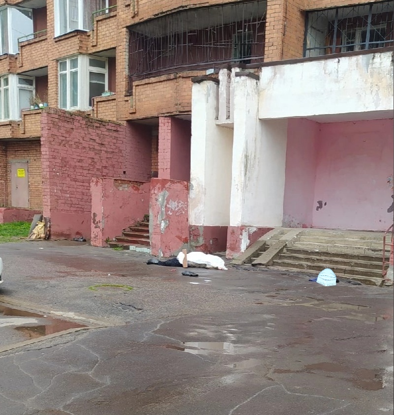 В Ярославле у многоэтажки обнаружили тело человека