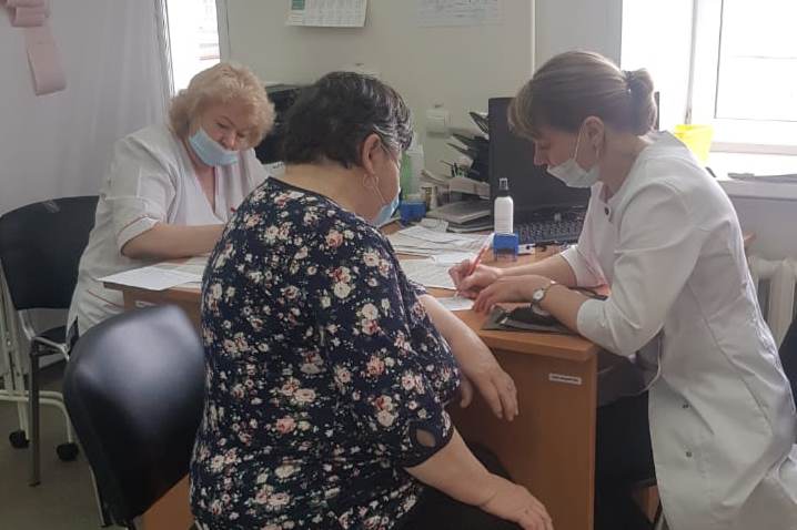 Пожилых сельских жителей Ярославской области привозят на обследование в районные больницы на новом транспорте