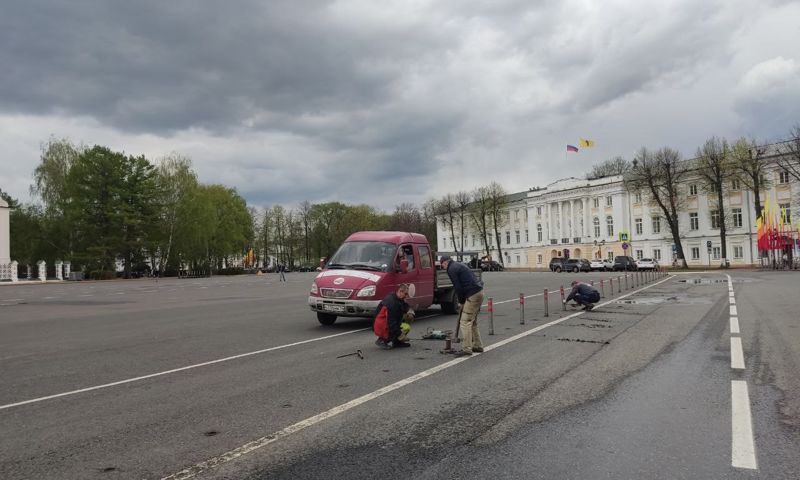 На Советской площади Ярославля огородили пешеходную зону сигнальными столбиками