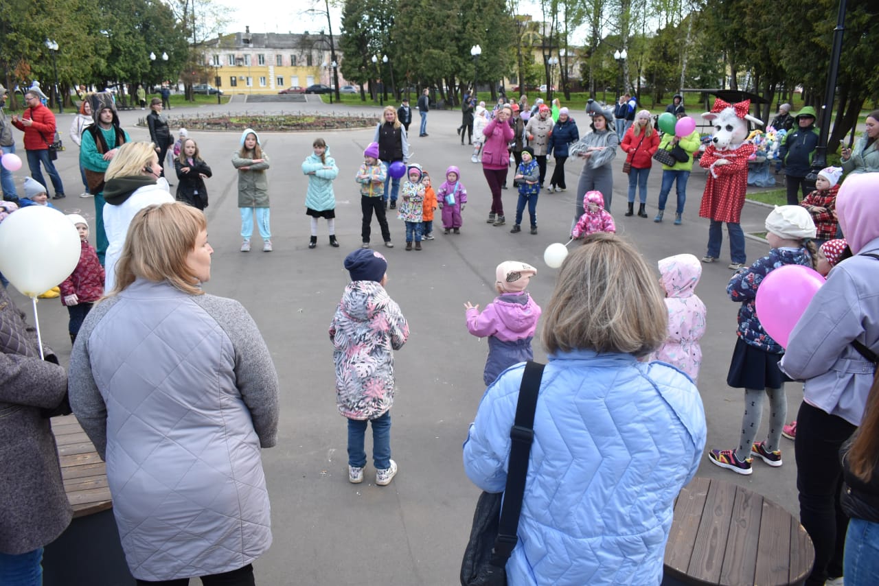 Неделя волжского. Праздник в городе. Жители города. Общественные праздники. Сквер город Рыбинск.