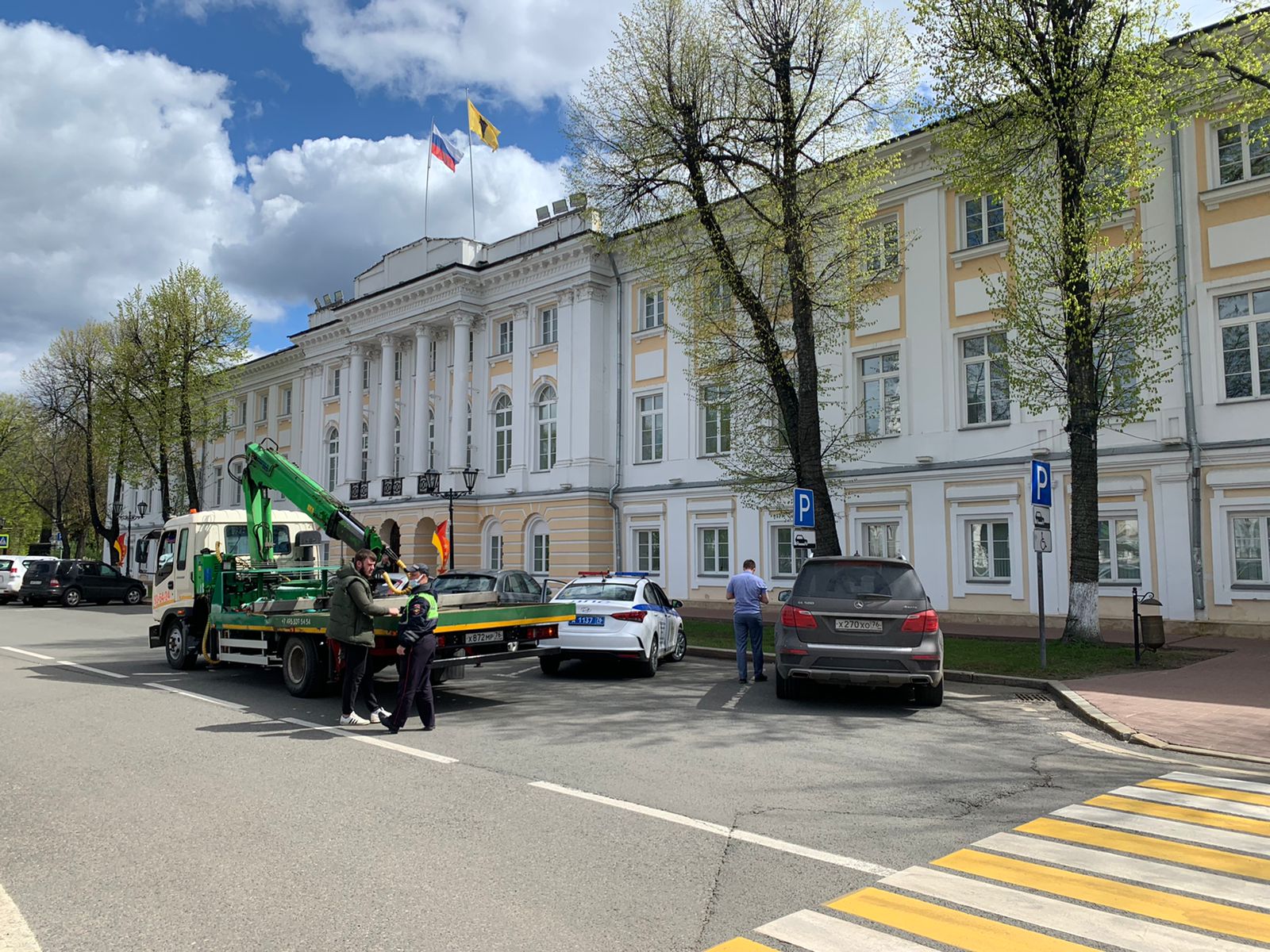 На Советской площади в Ярославле сотрудники ГИБДД штрафуют нарушителей правил парковки