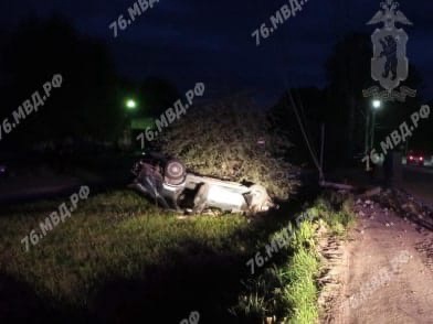 В Ярославской области легковушка врезалась в столб: погиб водитель