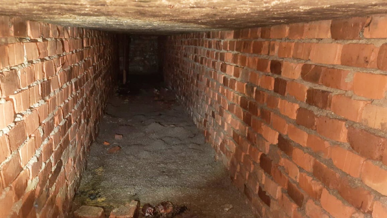 В поселке Ярославской области коммунальщики нашли потайные подземные ходы