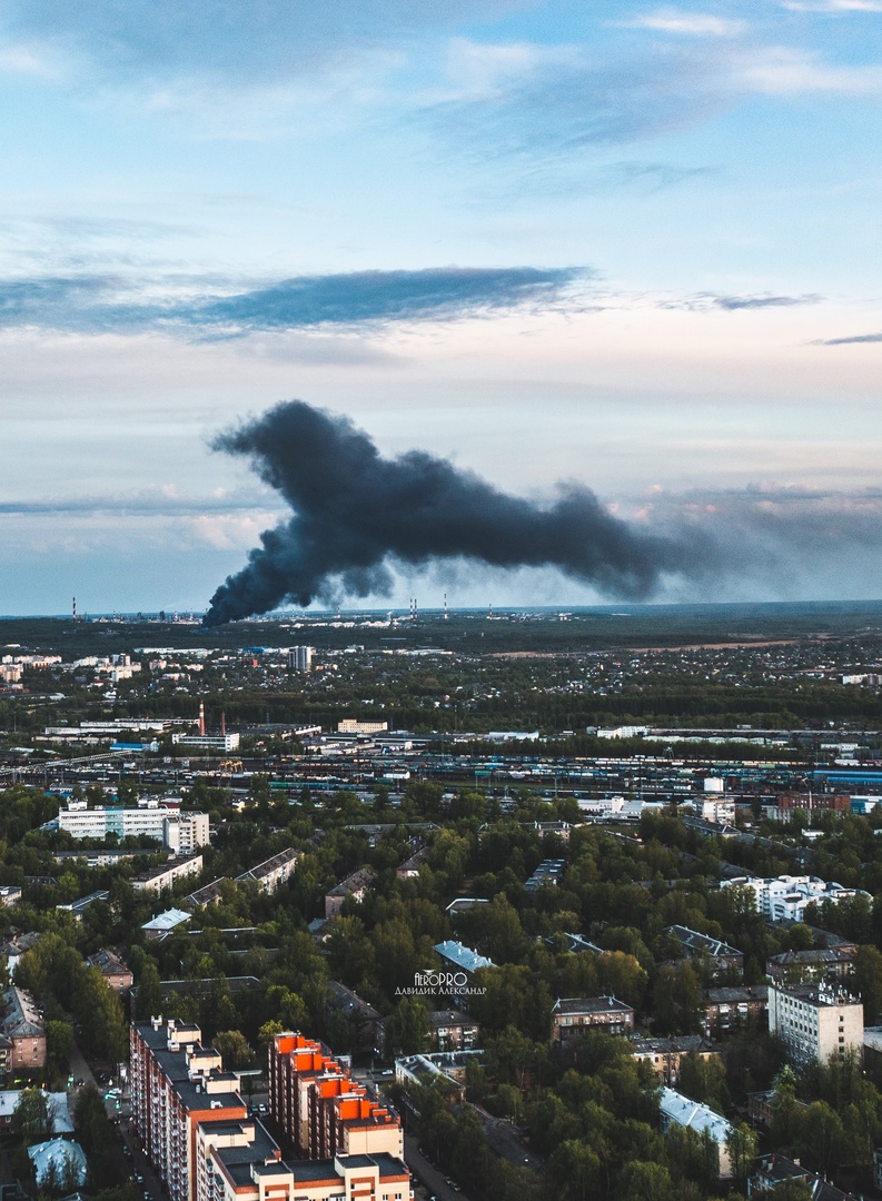 Черный дым накрыл Ярославль: горит завод в промзоне на улице Гагарина