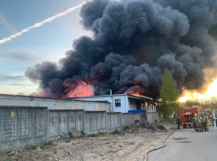 Пожар на заводе в Ярославле тушили более семи часов