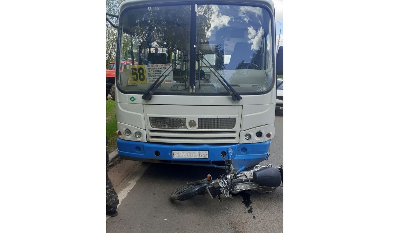 В Ярославле скончался ребенок, врезавшийся на мопеде в автобус
