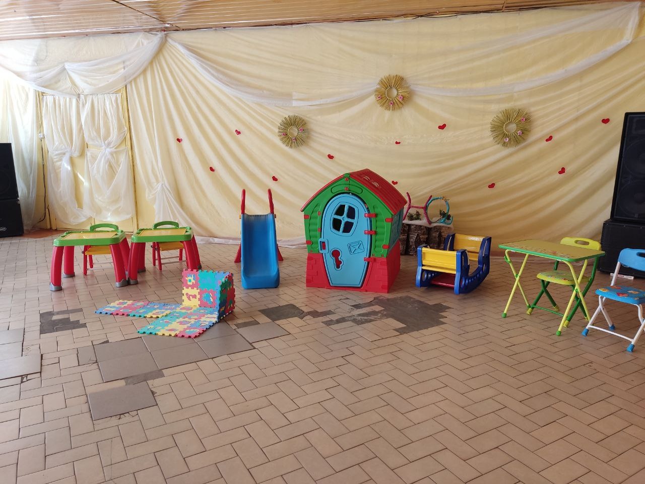 В «Сосновом бору» открыли детский клуб для беженцев из Донбасса