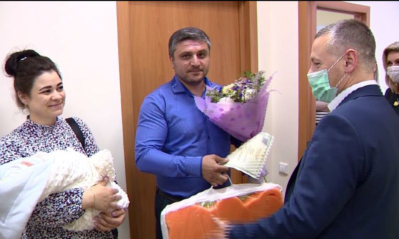 Михаил Евраев вручил подарки для новорожденных молодым мамам в областном перинатальном центре