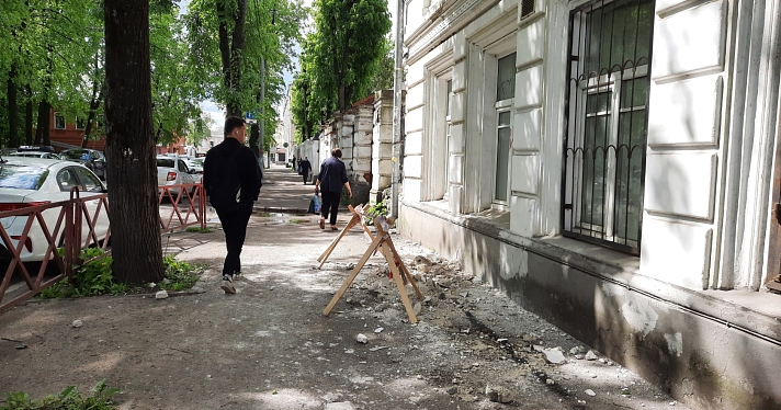 В центре Ярославля на тротуар упал кусок бетона с крыши памятника архитектуры