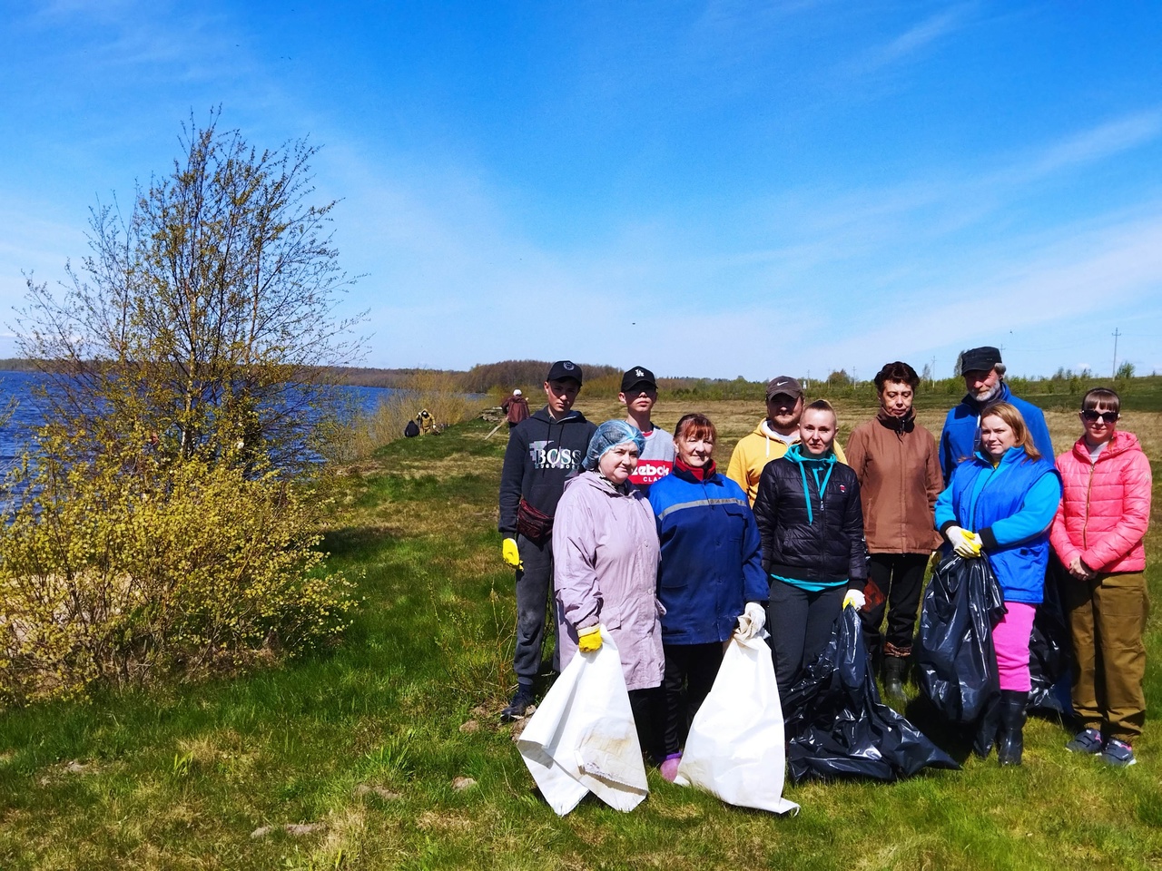 Берег Рыбинского водохранилища в Ярославской области волонтеры убрали от мусора