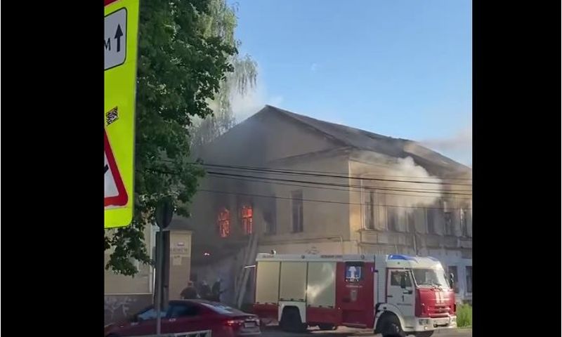 Пожар в двухэтажном доме в центре Ярославля тушили четыре часа