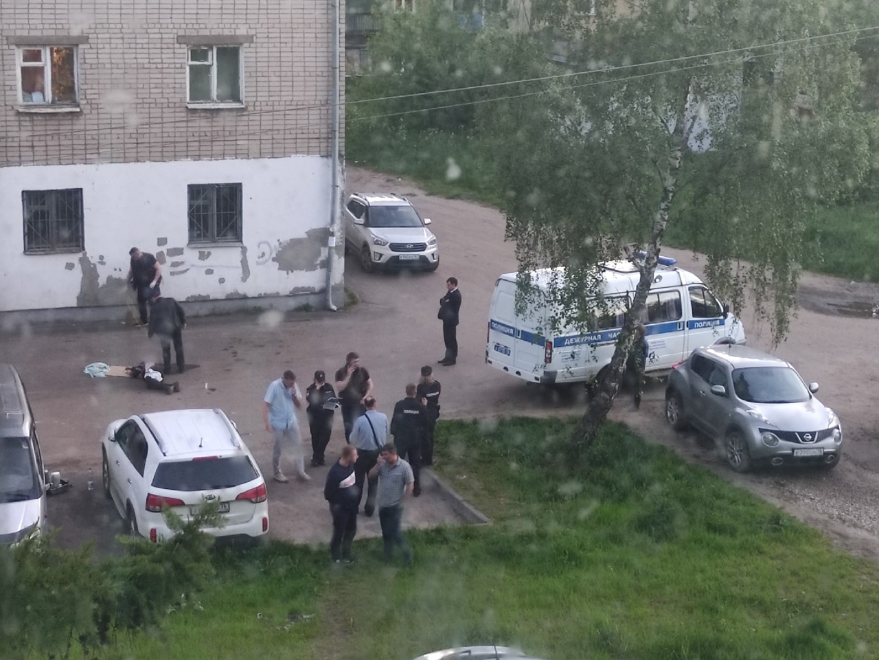 В Ярославле под окнами дома за Волгой обнаружили труп мужчины с ножевым ранением