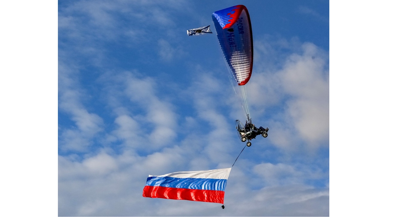 Федор Конюхов пролетел на параплане над Ярославлем и установил мировой рекорд