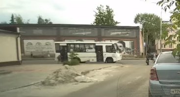 В Ярославле ребенка зажало в дверях автобуса: видео инцидента появилось в сети