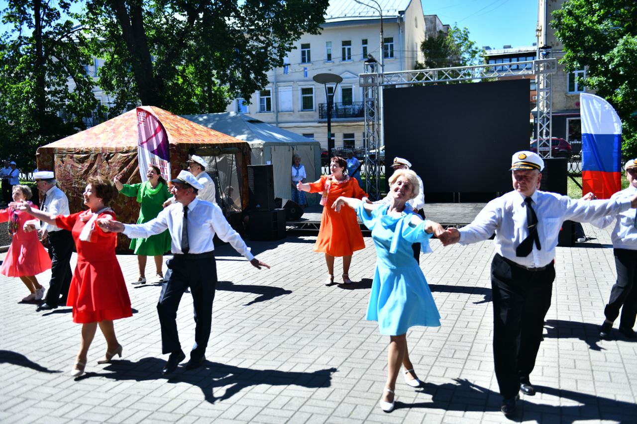 Единение в центре города: в Ярославле прошел «Бульвар России»