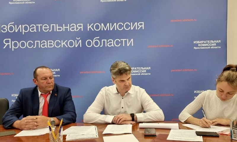 Кандидаты на должность губернатора Владимир Смирнов и Игорь Милорадов представили документы в облизбирком