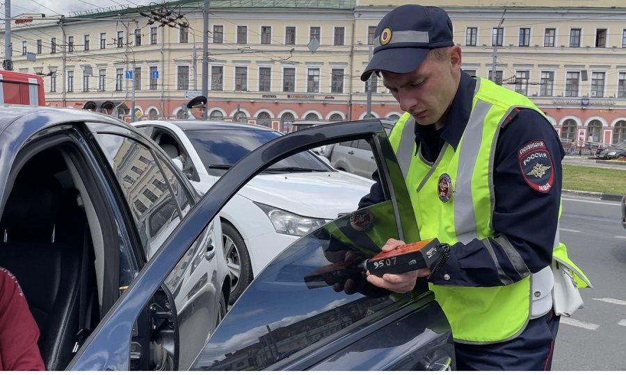 В Ярославле водителя отправили под арест за езду на авто с тонированными стеклами