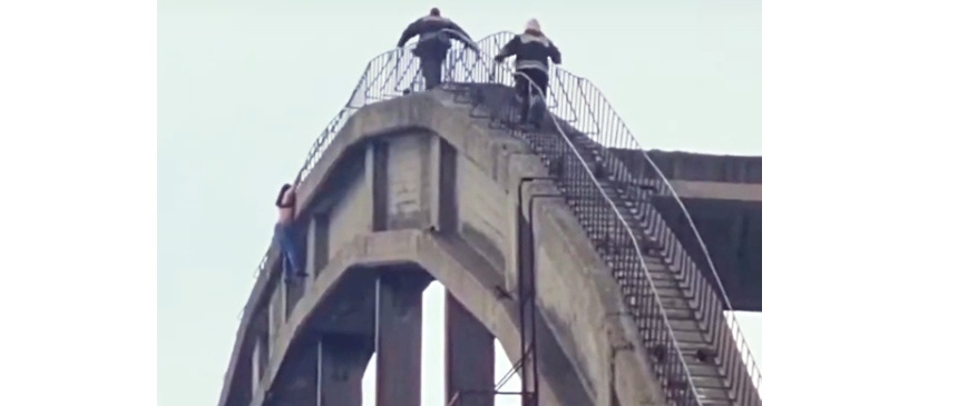 В Рыбинске спасли девушку, свисавшую с арки моста через Волгу