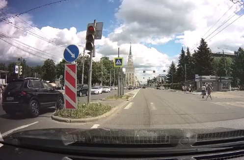 В центре Ярославля парень на иномарке выехал на встречку на красный свет и чуть не сбил пешеходов: видео