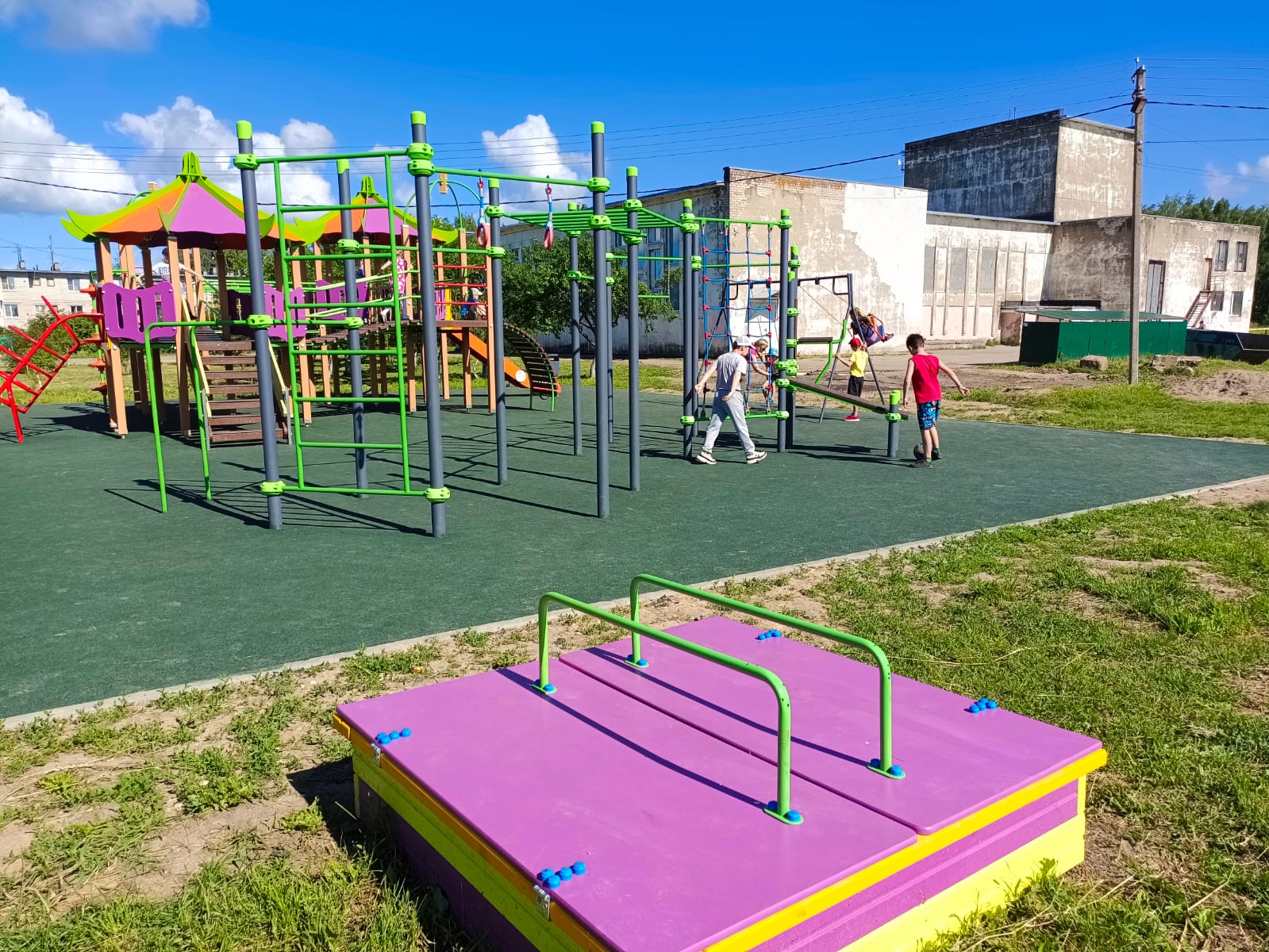 В деревне Глебовское Ярославской области установили новую площадку для детей