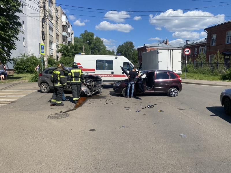 На Перекопе в Ярославле столкнулись два автомобиля: пострадал человек