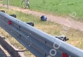 Отрезало голову: на развязке Юбилейного моста в Ярославле мотоциклист влетел в отбойник