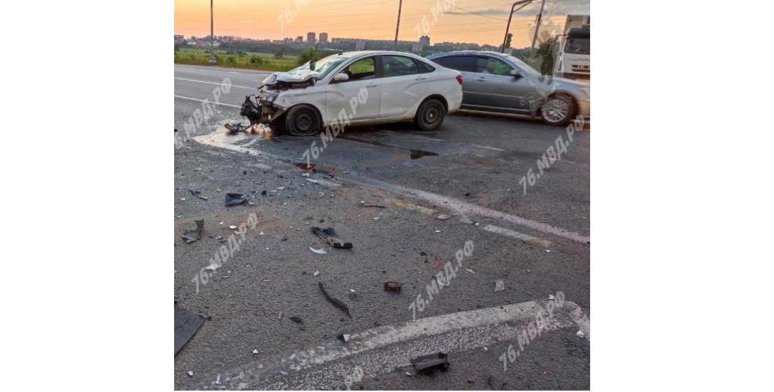 Водитель легковушки пострадал в результате столкновения с фурой под Ярославлем