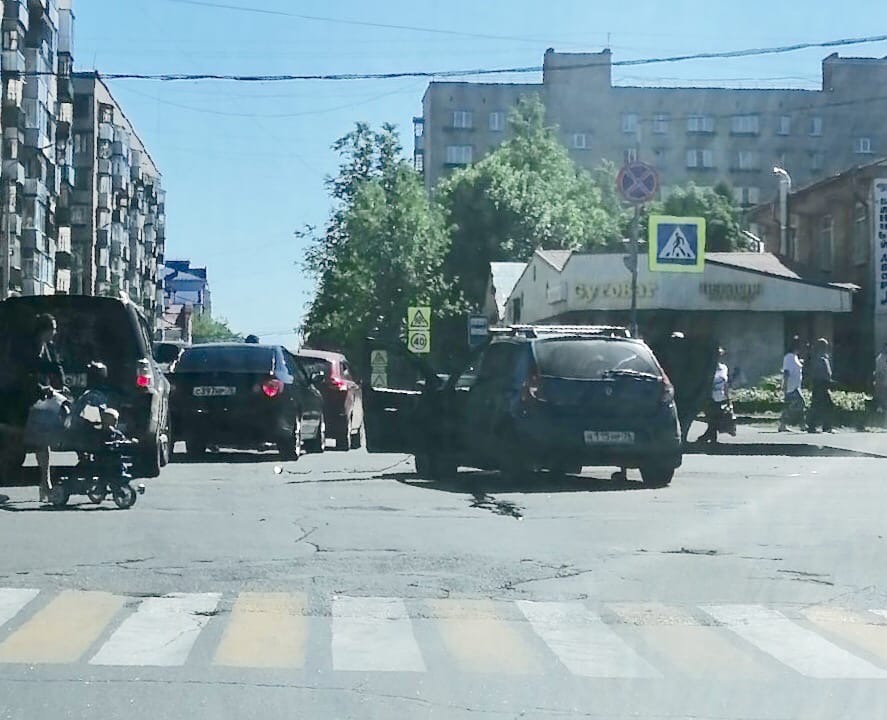 В центре Рыбинска пожарная машина столкнулась с легковушкой: пострадал ребенок
