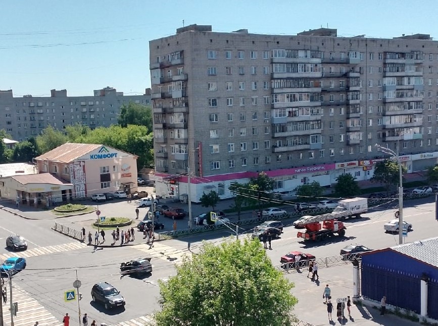 В центре Рыбинска пожарная машина столкнулась с легковушкой: пострадал ребенок